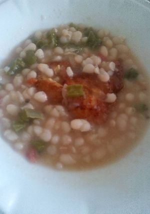 Una foto de Guisado de frijol blanco con pescado envuelto