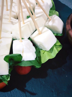 Una foto de Brochetas de queso de cabra 🐏