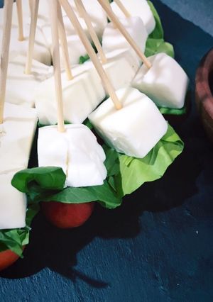 Una foto de Brochetas de queso de cabra 🐏