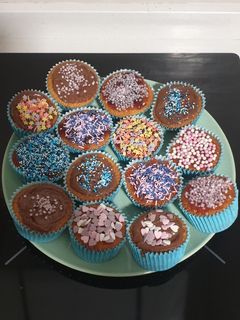 Una foto de Magdalenas caseras rellenas de mermelada de fresa y nutella