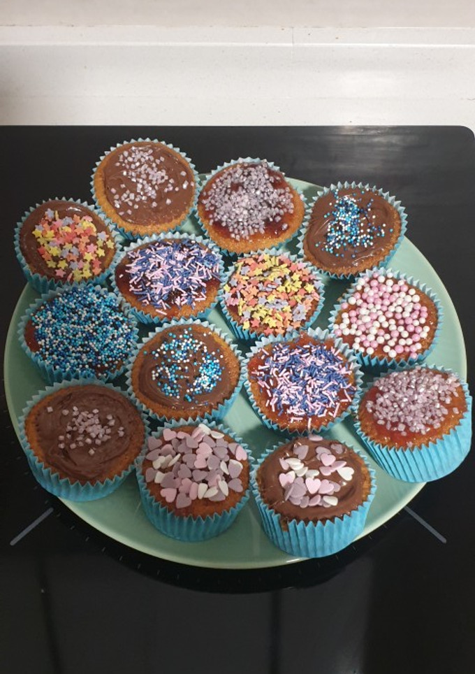 Una foto de Magdalenas caseras rellenas de mermelada de fresa y nutella