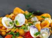 Una foto di orecchiette e frutti di mare