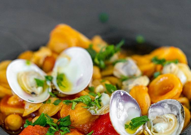 Minestra di Orecchiette con Ceci, Lupini di Mare e Pomodoro