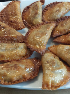 Una foto de Empanadillas rellenas de plátano y nueces con miel