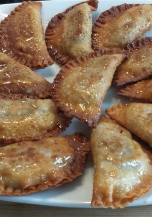 Una foto de Empanadillas rellenas de plátano y nueces con miel