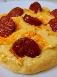 Una foto de Hummus de calabaza con chibundiro y chorizo frito