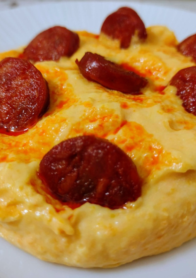 Una foto de Hummus de calabaza con chibundiro y chorizo frito