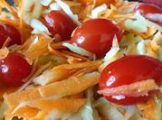 Una foto de ensalada de chayote con zanahorias