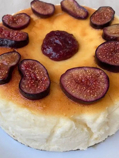 Una foto de Pastís cremós de formatge amb figues confitades 🍰