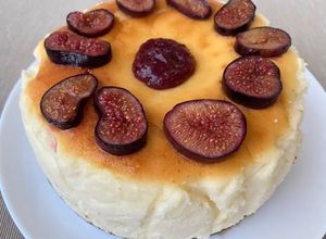 Una foto de Pastís cremós de formatge amb figues confitades 🍰