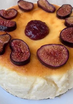 Una foto de Pastís cremós de formatge amb figues confitades 🍰