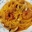 Fideuá caldosa con mariscos