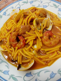 Una foto de Fideuá caldosa con mariscos