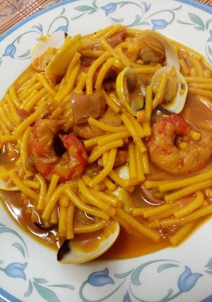 Una foto de Fideuá caldosa con mariscos