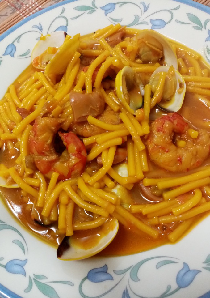 Una foto de Fideuá caldosa con mariscos
