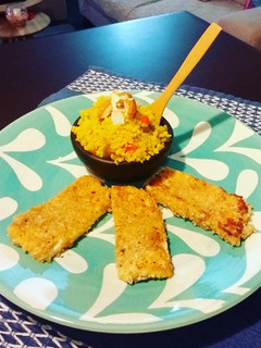 Una foto de Cuscús al curry con vegetales y almendras y quesillo apanado