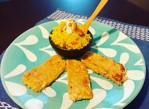 Una foto de Cuscús al curry con vegetales y almendras y quesillo apanado