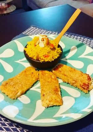 Una foto de Cuscús al curry con vegetales y almendras y quesillo apanado