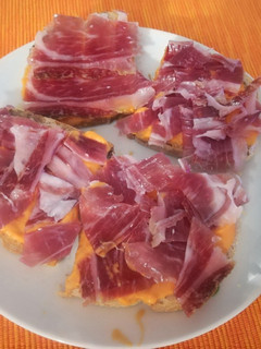 Una foto de Tostas de pan de pasas y nueces con salmorejo y jamón de Huelva