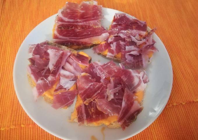 Foto principal de Tostas de pan de pasas y nueces con salmorejo y jamón de Huelva