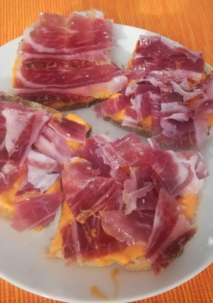 Una foto de Tostas de pan de pasas y nueces con salmorejo y jamón de Huelva