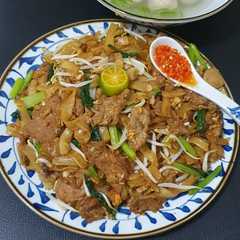 A picture of Kwetiau goreng sapi.