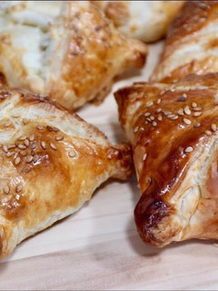 Una foto de Hojaldre relleno de pollo con queso