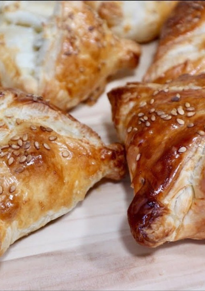 Una foto de Hojaldre relleno de pollo con queso