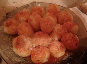 Una foto de Ñoquis rellenos de jamon y queso