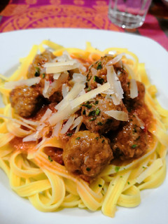 Una foto de Fettuccine de maíz con albóndigas en salsa 🍝