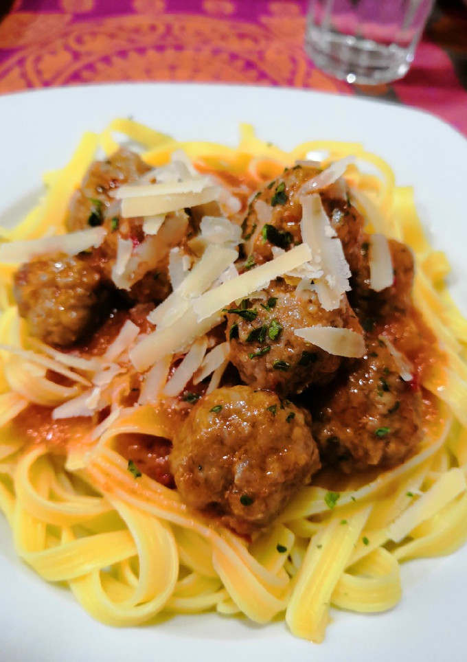 Una foto de Fettuccine de maíz con albóndigas en salsa 🍝