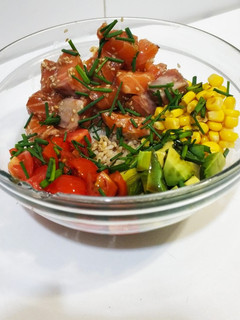 Una foto de Ensalada Poke con salmón