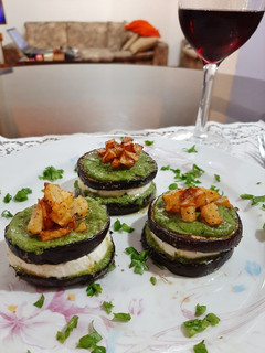 Una foto de Mil hojas de berenjena y queso merideño al pesto