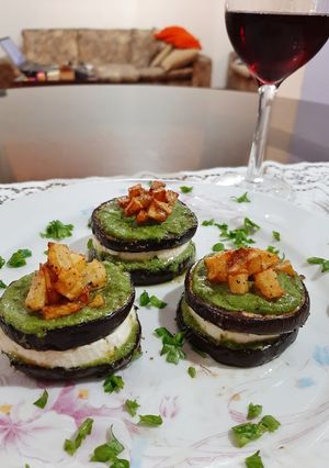Una foto de Mil hojas de berenjena y queso merideño al pesto