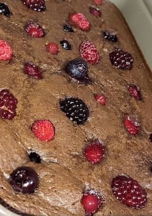 Une photo de 🍒BROWNIES AUX FRUİTS ROUGE🍒