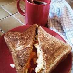 Una foto de Sándwich de huevos revueltos (scrambled eggs sándwich)