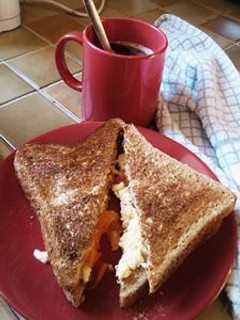 Una foto de Sándwich de huevos revueltos (scrambled eggs sándwich)