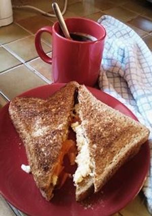 Una foto de Sándwich de huevos revueltos (scrambled eggs sándwich)