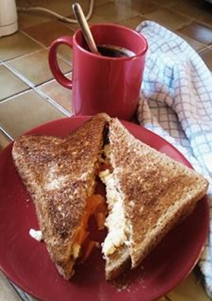 Una foto de Sándwich de huevos revueltos (scrambled eggs sándwich)