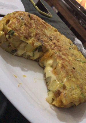 Una foto de Tortilla de papa rellena 🤯🤩