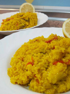 Una foto de Bulgur a los tres pimientos con contramuslo de pollo
