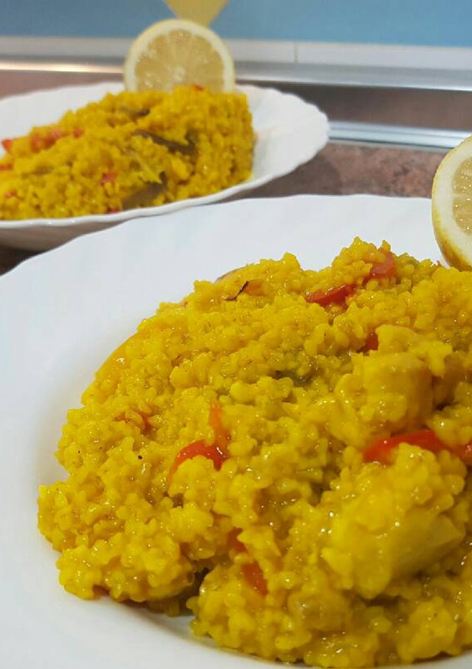 Una foto de Bulgur a los tres pimientos con contramuslo de pollo