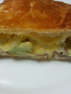 Una foto de Hojaldre de lomo, champiñones, queso y aguacate