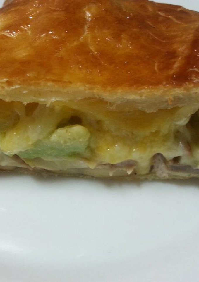 Una foto de Hojaldre de lomo, champiñones, queso y aguacate