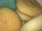 Una foto de pan amasado con aceite