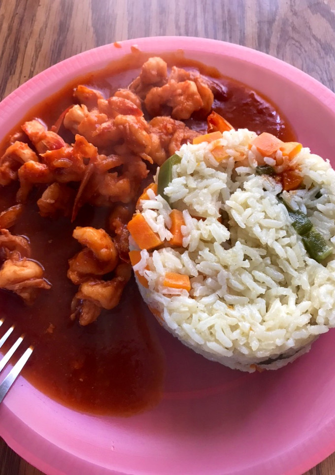 Una foto de Camarones a la diabla🦐😈 con arroz blanco