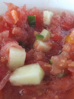 Una foto de Sopa fría de tomate con pimientos y pepino