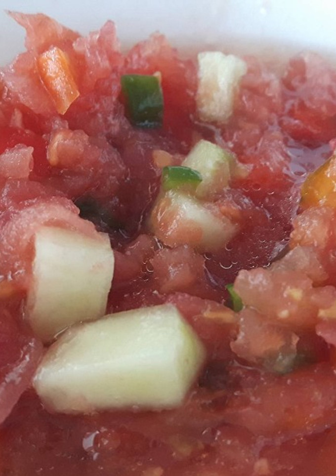 Una foto de Sopa fría de tomate con pimientos y pepino