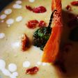 Crema de calabacín, topping de jamón, tosta y pimiento del padrón