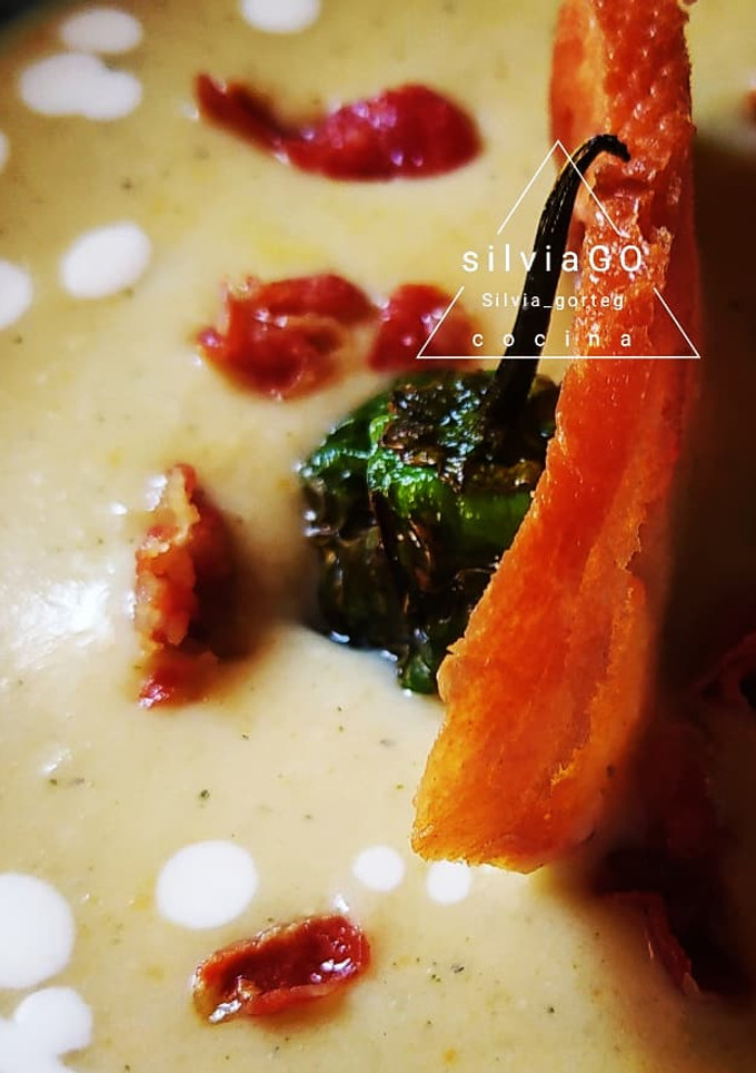 Una foto de Crema de calabacín, topping de jamón, tosta y pimiento del padrón